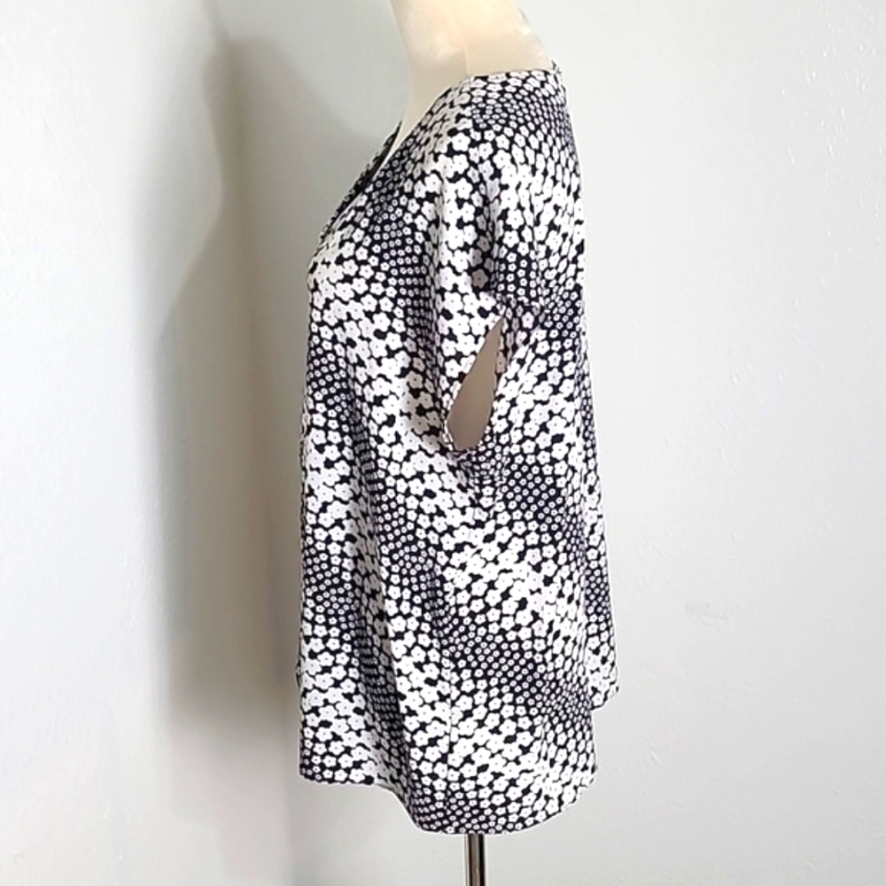 Michael Kors Black & White Floral Sleeveless Blouse, Front Curved Flap, Sz Large - Picture 6 of 10
